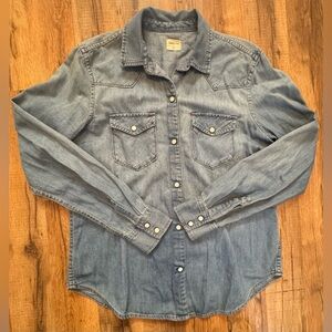 GAP women’s Light Blue Denim Shirt